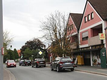 Eine typische Situation wie es sie immer gab in Himmelkron: Die Autos halten schnell am Straßenrand, die Kunden gehen in den kleinen Blumenladen oder ins Lebensmittelgeschäft einkaufen - und fahren weiter. Doch jetzt stehen alle im absoluten Halteverbot. Fotos: Sonja Adam