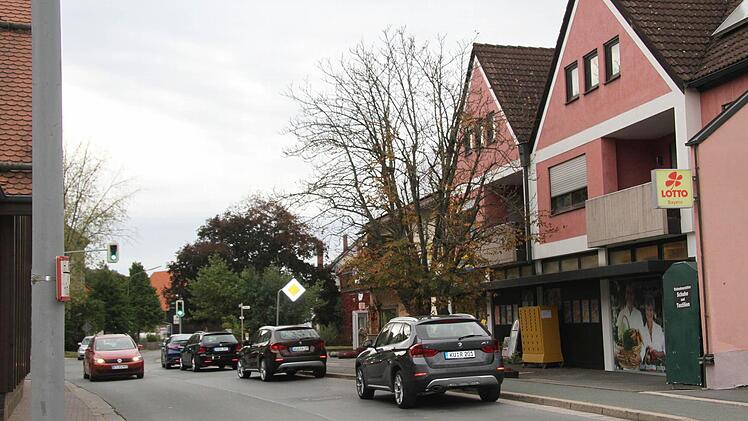 Eine typische Situation wie es sie immer gab in Himmelkron: Die Autos halten schnell am Straßenrand, die Kunden gehen in den kleinen Blumenladen oder ins Lebensmittelgeschäft einkaufen - und fahren weiter. Doch jetzt stehen alle im absoluten Halteverbot. Fotos: Sonja Adam