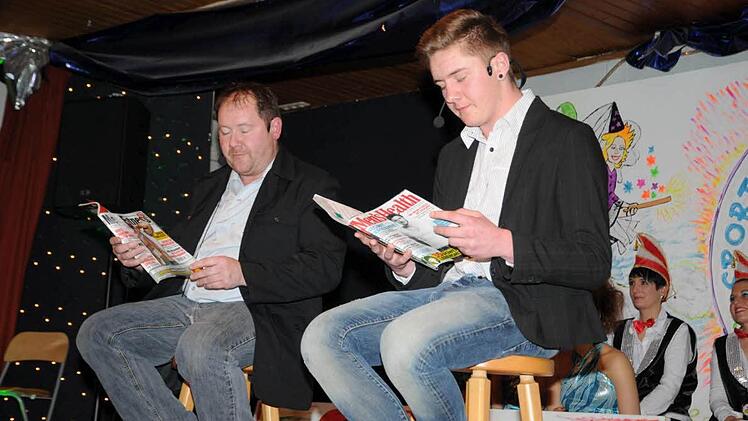 Vater und Sohn (Bernd und Nico Kluge) bei ihrem "Rasursong". Foto: Gerold Snater