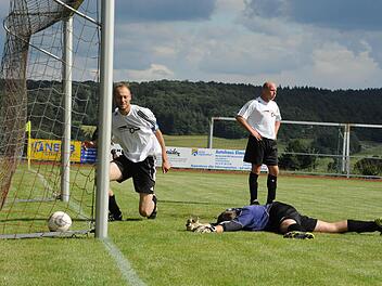 So ein Mist: Albertshausens Keeper Eric Jahn ist geschlagen, und das ausgerechnet im Derby gegen den TSV Oberthulba. Es sollte aber der einzige Gegentreffer bleiben. Und weil Benjamin Johannes noch traf, reichte es zumindest zum Unentschieden. Foto: Hopf