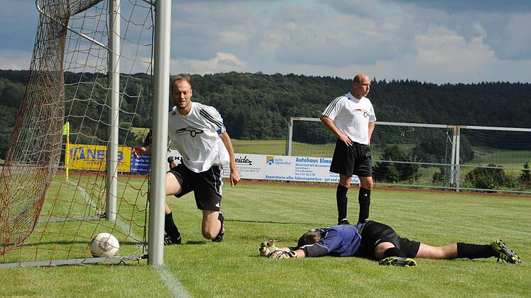 So ein Mist: Albertshausens Keeper Eric Jahn ist geschlagen, und das ausgerechnet im Derby gegen den TSV Oberthulba. Es sollte aber der einzige Gegentreffer bleiben. Und weil Benjamin Johannes noch traf, reichte es zumindest zum Unentschieden. Foto: Hopf