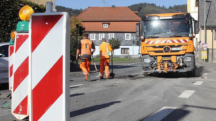 Am Montag begannen die Arbeiten zur Sanierung der Ortsdurchfahrt von Zeyern. Fotos: Alexander Löffler