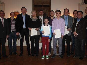 Diese Sportler wurden mit der Goldmedaille des Landkreises Kronach ausgezeichnet. Foto: Veronika Schadeck