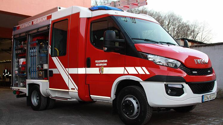 Der ganze Stolz der Feuerwehr Neubrunn: Das neue "Tragkraftspritzenfahrzeug mit Wasser" ist endlich da. Foto: Janina Reuter