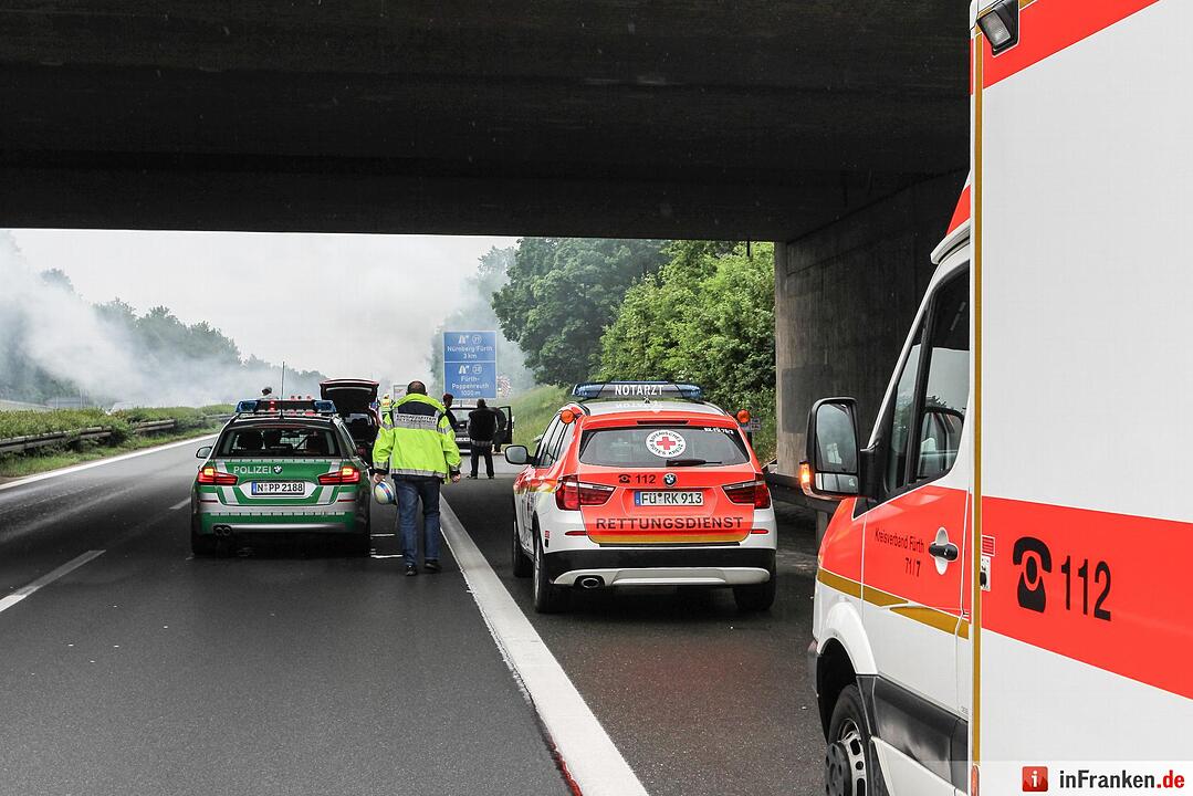 Transporter brennt auf A73 komplett aus