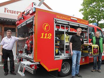 Sie freuen sich über das neue Einsatzfahrzeug der Melkendorfer Feuerwehr: (von links) Kommandant Christopher Stübinger, Vorsitzender Torsten Grampp und Maschinist Bernd Kugler. Foto: Jürgen Gärtner