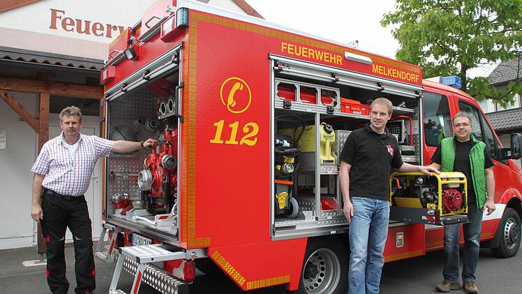 Sie freuen sich über das neue Einsatzfahrzeug der Melkendorfer Feuerwehr: (von links) Kommandant Christopher Stübinger, Vorsitzender Torsten Grampp und Maschinist Bernd Kugler. Foto: Jürgen Gärtner