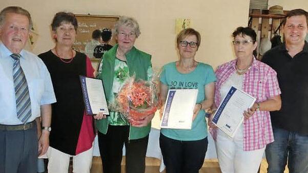 Treue Mitglieder wurden bei der Maifeier des VdK Ludwigschorgast ausgezeichnet. Unser Bild zeigt (von links) Vorsitzenden Fred Popp, Betreuerin Heidi Hahn, Mathilde Wamser (25 Jahre), Helene Wagner (zehn), Cemilda Pietsch (zehn) und stellvertretenden Vorsitzenden Holger St&auml;ndner.  Foto: Tobias Braunersreuther