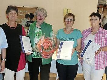 Treue Mitglieder wurden bei der Maifeier des VdK Ludwigschorgast ausgezeichnet. Unser Bild zeigt (von links) Vorsitzenden Fred Popp, Betreuerin Heidi Hahn, Mathilde Wamser (25 Jahre), Helene Wagner (zehn), Cemilda Pietsch (zehn) und stellvertretenden Vorsitzenden Holger Ständner.  Foto: Tobias Braunersreuther
