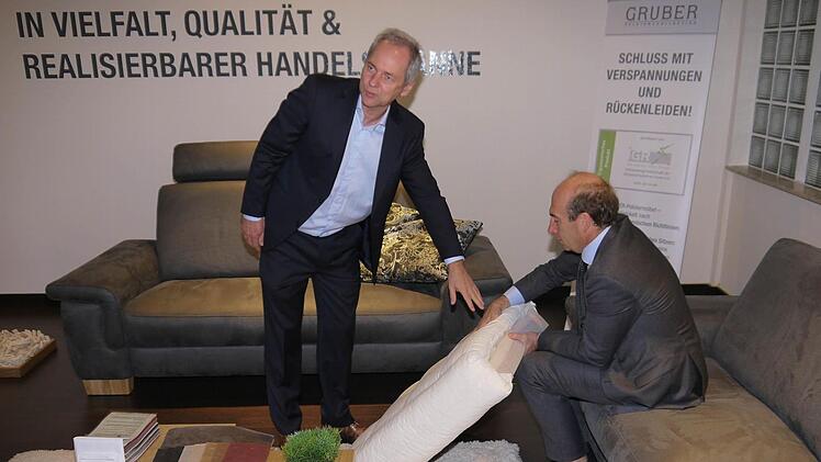 Dieter Wolf (Firma Gruber, Sonnefeld) zeigt Martin Schmitz das Innenleben eines hochwertigen Sofas. Foto: Berthold Köhler