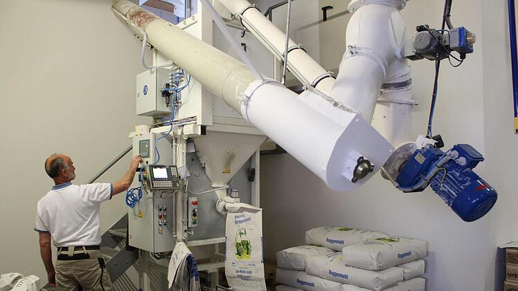 In der Abfüllanlage kommt das Mehl aus dem Silo in den Sack. Foto: Evi Seeger