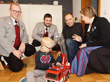 René Beckmann und Julian Schneider (Eschenbacher Musikanten), Rainer Kippes (Renes Vater) und Ulrike Faust (Eschenbacher Musikanten) spielen mit Rene. Foto: Arkadius Guzy