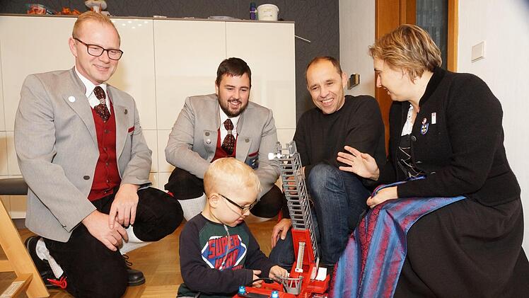René Beckmann und Julian Schneider (Eschenbacher Musikanten), Rainer Kippes (Renes Vater) und Ulrike Faust (Eschenbacher Musikanten) spielen mit Rene. Foto: Arkadius Guzy