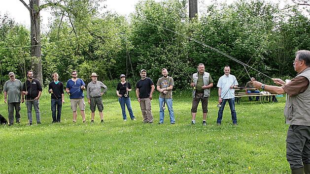 Wurftechniken, die Lehrgangsleiter Wolfgang Ebert (rechts) mit Leichtigkeit vorführt, verlangen angehenden Fliegenfischern zunächst einmal jede Menge Übung   ab. Dank der Arbeit von Ebert wächst die Zahl der Fliegenfischer in Unterfranken stetig. Der Fischereiverein Bad Brückenau unterstützt die Maßnahmen nach Kräften. Karlheinz Franz