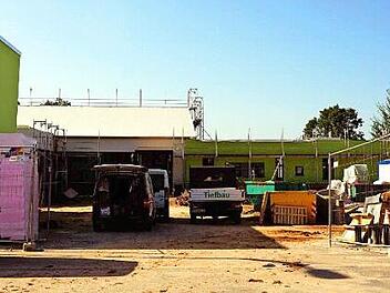 Noch bevölkern die Handwerker das Areal der Grundschule, aber Planer, Bürgermeister und Verwaltung sind zuversichtlich, dass das neue Schuljahr in den sanierten Räumen beginnt. Foto: Richard Sänger