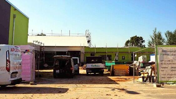 Noch bevölkern die Handwerker das Areal der Grundschule, aber Planer, Bürgermeister und Verwaltung sind zuversichtlich, dass das neue Schuljahr in den sanierten Räumen beginnt. Foto: Richard Sänger