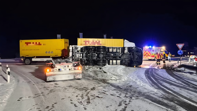 Lkw umgekippt auf B8