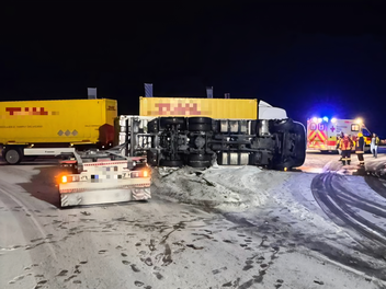 Lkw umgekippt auf B8