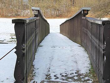Der Gemeinderat Wartmannsroth ist es leid, alle paar Jahre tausende Euro in die Sanierung des Schondra-Steges in Heckmühle zu investieren. Nach dem neuesten Beschluss wird stattdessen ein neuer gebaut, wenn die Zeit reif ist. Fotos: Gerd Schaar