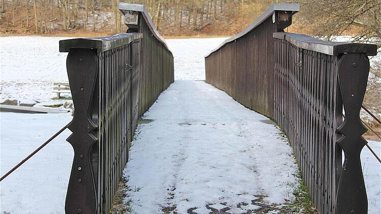Der Gemeinderat Wartmannsroth ist es leid, alle paar Jahre tausende Euro in die Sanierung des Schondra-Steges in Heckmühle zu investieren. Nach dem neuesten Beschluss wird stattdessen ein neuer gebaut, wenn die Zeit reif ist. Fotos: Gerd Schaar