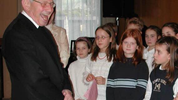 Herzlich freute sich Oskar Pflüger über die Kinder, die ihm ein Ständchen zu seinem Abschied gesungen hatten (2004).