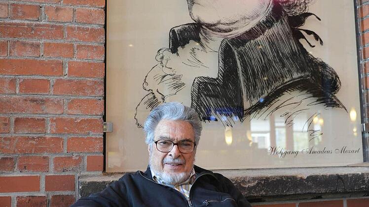 Leon Fleisher im Foyer des Welcome-Kongresshotels vor einem Mozartbildnis Foto: Ronald Rinklef