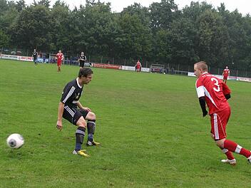 Der Eberner Lauerbach (rechts) leitet einen Angriff ein. Foto: Dietz