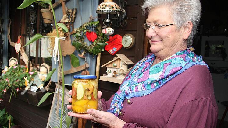 Erika Strunz zeigt die Ergebnisse ihrer Bemühungen: Eingemachtes.