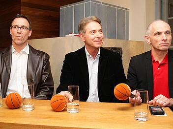 Einen "Brose Baskets Talk" mit Trainer Chris Fleming (l.) und Wolfgang Heyder (rechts) wie hier im Januar wird es nicht mehr geben. Dafür will sich Aufsichtsratschef Michael Stoschek den Fragen der Fans stellen. Allerdings unter Ausschluss der Öffentlichkeit. Foto: sportpress/Archiv