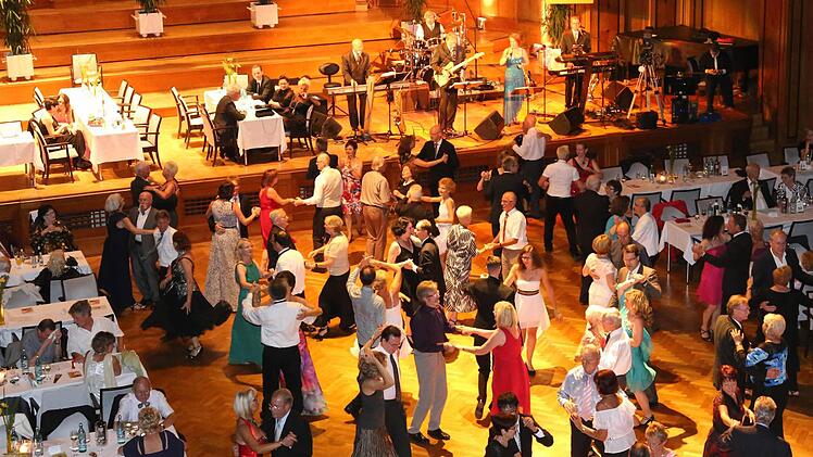 Auch die Gäste des Tanzturniers und Galaballs kamen auf ihre Kosten. Die Showband "Firebirds" sorgte für Stimmung.