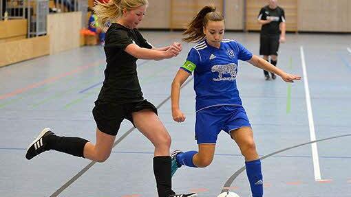 C-Juniorinnen: TV 48 Erlangen (in blau) gegen SV Weilersbach - 0:0