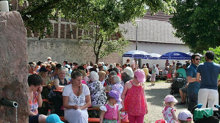 Besucher beim Dorffest. Foto: Vogel
