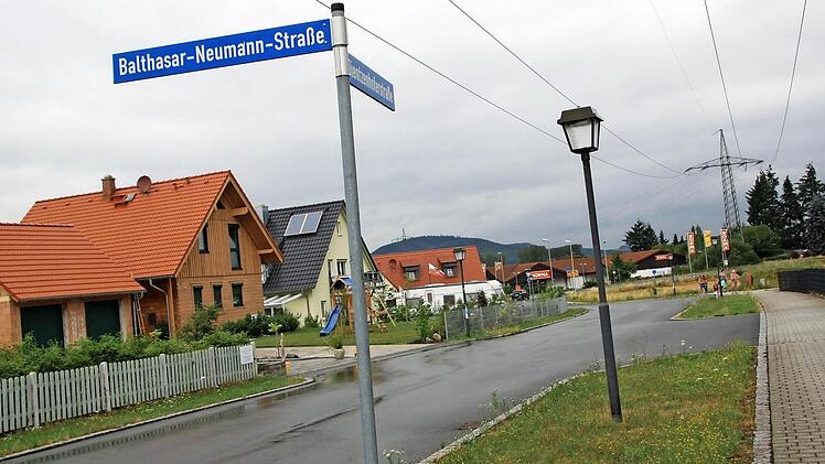 In Verlängerung der Dientzenhoferstraße ab der Einmündung der Balthasar-Neumann-Straße könnte die "kleine Umgehung" parallel am Friedhof entlang zur Prächtinger Straße geführt werden.
