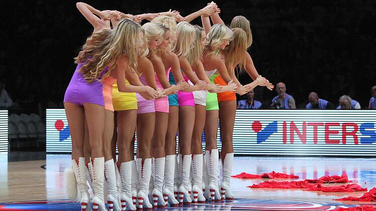 Blond ist Pflicht, gut aussehen und lächeln ebenso: Mit dem Markenzeichen, dem Fuchsschwanz am Stiefel, entzücken die Red-Foxes aus der Ukraine in den Spielunterbrechungen das Publikum weltweit bei Sportveranstaltungen, derzeit in Lille bei der Basketball-Europameisterschaft.  Foto: Regina Hoffmann