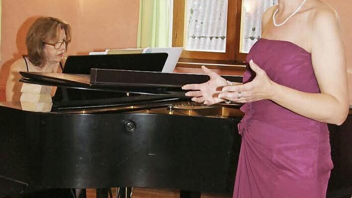 Im Adam-Schneider-Saal in Veitlahm präsentierten Renate von Hörsten (Klavier) und Elke Höhn (Sopran) Musik von Wilhelm Kempff. Der Komponist lebte in Thurnau und ist in Wernstein beerdigt. Sein Todestag jährte sich am 23. Mai zum 25. Mal. Foto: Sonny Adam