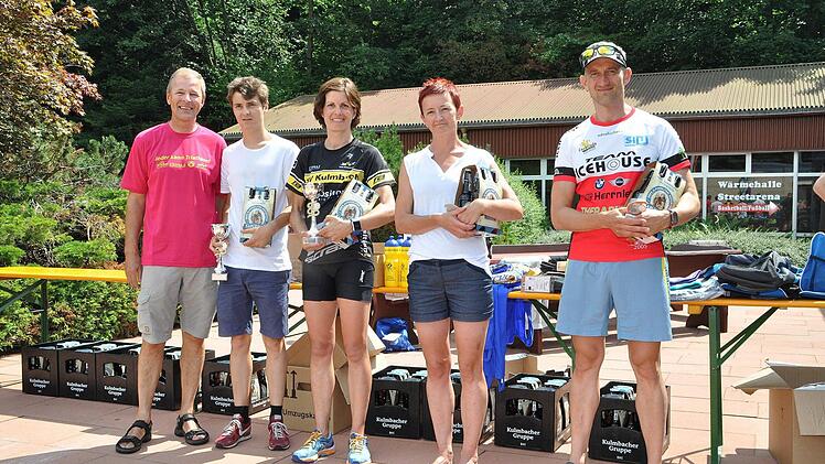 Von links Organisator Bernd Roßberg, die Gesamtsieger Carsten Friedamnn und Nicole Allstadt sowie die jeweils Drittplatzierten Carmen Amon und Martin Petzendorfer. Foto: Karl Heinz Weber