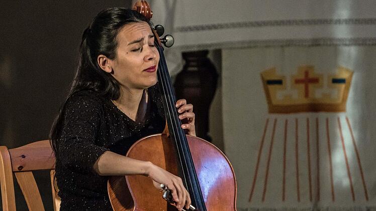 Das Duo Zaruk gastierte in der Johanneskirche Elsa: Cellistin Iris Azquinezer. Foto: Jochen Berger