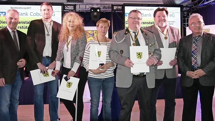Für außerordentliches Engagement hat die Stadt Neustadt mehrere Funktionäre mit Stadtmedaillen ausgezeichnet: (von links) Frank Rebhan, Annette Elsner, Susanne Hoffmann, Lutz Wachsmann, Bernd Fischer und Martin Nußpickel.