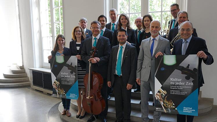 "Staatsbad Philharmonie Kissingen": Mitglieder der Staatsbad Philharmonie Kissingen mit Leiter Burghard Toelke (Mitte) zusammen mit Kurdirektorin und Geschäftsführerin der Bayer. Staatsbad Bad Kissingen GmbH Sylvie Thormann (2.v.l.), Kathrin Betzen, Leiterin der Marketingabteilung der Bayer. Staatsbad Bad Kissingen GmbH (links), Oberbürgermeister Kay Blankenburg (2.v.r.) sowie Kurt Rieder (rechts), Vorsitzender des Fördervereins Bad Kissinger Kurorchester e.V. Foto: Ines Hartmann