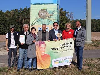Bei der Preisübergabe: Künstler Michael Horn, Landrat-Stellvertreter Johann Pfister, Vize-Bürgermeisterin Patricia Hanika, Thomas Köhler, Artenschutzvorsitzender, Edgar Müller, Bayernwerk, Conny Michels, Postcode Lotterie, Bürgermeister Johannes Krapp (v. l.)   Foto: Evi Seeger