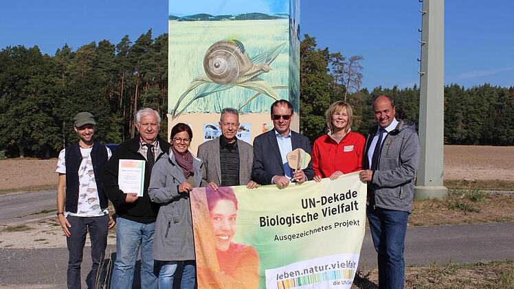 Bei der Preisübergabe: Künstler Michael Horn, Landrat-Stellvertreter Johann Pfister, Vize-Bürgermeisterin Patricia Hanika, Thomas Köhler, Artenschutzvorsitzender, Edgar Müller, Bayernwerk, Conny Michels, Postcode Lotterie, Bürgermeister Johannes Krapp (v. l.)   Foto: Evi Seeger