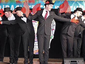 Das Männerballett der Aschbacher Feuerwehr machte bei der Generalprobe eine gute Figur.  Fotos: Evi Seeger