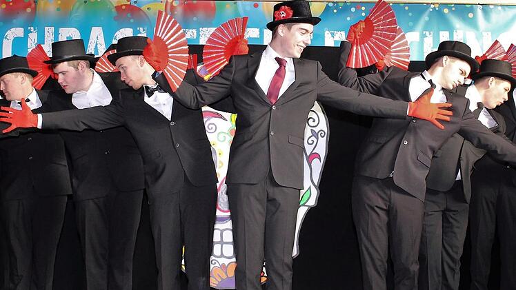 Das Männerballett der Aschbacher Feuerwehr machte bei der Generalprobe eine gute Figur.  Fotos: Evi Seeger