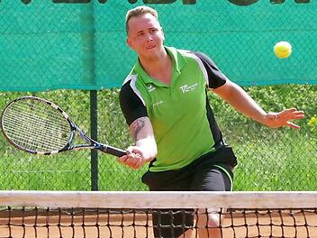 Beim 6.3-Heimsieg der Herren des TC Steinwiesen im Derby gegen den TC Marktrodach blieb Michael Hoderlein (Bild) in seinem Einzel und im Doppel mit Markus Beierlorzer ohne Satzverlust.  Foto: Hans Franz