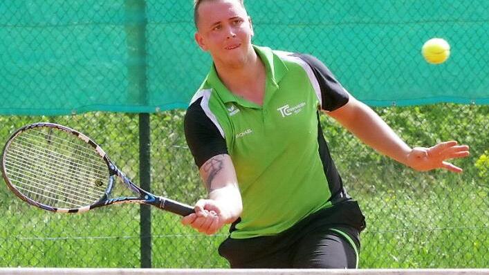Beim 6.3-Heimsieg der Herren des TC Steinwiesen im Derby gegen den TC Marktrodach blieb Michael Hoderlein (Bild) in seinem Einzel und im Doppel mit Markus Beierlorzer ohne Satzverlust.  Foto: Hans Franz