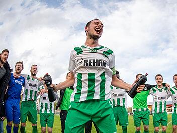 Sebastian Sch&auml;ferlein und seine Teamkollegen des SC Eltersdorf feierten ausgelassen den Derbysieg. Foto: Sportfoto Zink