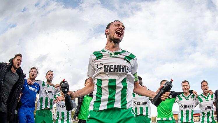 Sebastian Sch&auml;ferlein und seine Teamkollegen des SC Eltersdorf feierten ausgelassen den Derbysieg. Foto: Sportfoto Zink