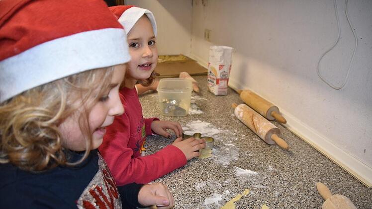 Lukas und Romy lieben Pl&auml;tzchen, Romy hat dieses Jahr auch schon zu Hause gebacken. Foto: Uschi Prawitz