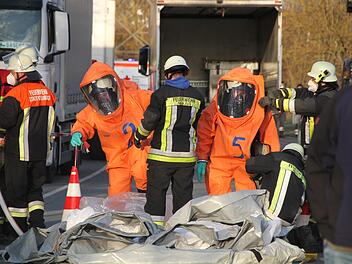 Die Feuerwehrleute mussten sich der Fracht mit speziellen Chemikalien-Schutzanzügen nähern.