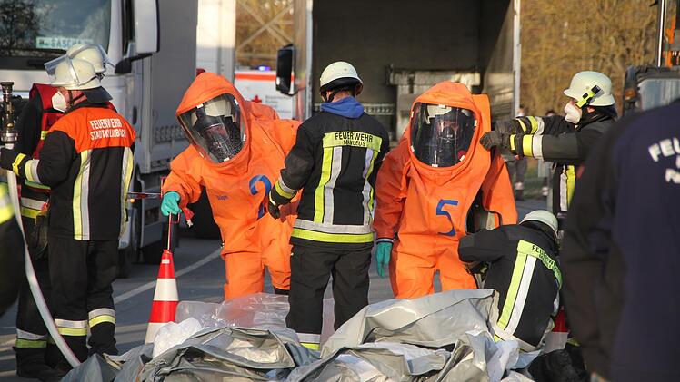Die Feuerwehrleute mussten sich der Fracht mit speziellen Chemikalien-Schutzanzügen nähern.